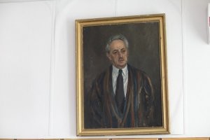 Да легко. Не буду перепечатывать учебник Менделеевского университета, процитирую стороннего автора:

В начале 1937 г. правительством СССР принято решение установить на пяти башнях Кремля новые звёзды. Парадоксально, но ещё до середины 30-х на их шпилях находились... царские орлы. Первые же звёзды, «зажжённые» советской властью, через год потускнели и поблекли. Выполненные из нержавеющей стали, облицованные медными золочёными листами и инкрустированные уральскими самоцветами (серп и молот в центре) звёзды не выдержали погодных условий столицы.
  Второй грандиозный по замыслу проект звёзд для башен Кремля был принципиально новым. Для его осуществления были задействованы многие видные советские учёные и инженеры, подключены целые научно-исследовательские и проектные институты, на заказ работали ведущие заводы страны, использовались специально разработанные технологии. 

    И.В. Сталин не только с самого начала следил за проектом, но и сделал себя соавтором. Так, после некоторых его замечаний по эскизам, был отстранён первый художник проекта Лансере, которого сменил театральный художник Федоровский. 
     Главное ноу-хау проекта – «сверхновые» (в астраномии - взрывная переменная звезда, при вспышке её блеск возрастает более чем в сотни миллионов раз) должны были стать рубиновыми. И это притом, что до этого в СССР такого стекла в больших объёмах не варили. Всего было заказано 500 м  рубинового стекла, размерами отдельных листов от 2 до 20 м . Трудность изготовления заключалась в том, что оно должно иметь разную плотность и пропускать только красные лучи определённой длины волн. Вместе с тем стекло должно быть устойчивым к резким переменам температуры, механически прочным, не обесцвечиваться и не разрушаться от воздействия солнечной радиации.
   Эта сложная задача была поставлена перед стекольной промышленностью. Реализацию поручили Константиновскому заводу «Автостекло-25». Стоит отметить два расхожих факта. Первый – в книге истории завода юбилейного издания 1949 г. производство рубинового стекла упоминается всего двумя общими фразами. И второй – на её обложке изображена одна только небольшая кремлёвская башня со звездой. 
  Некоторые российские исследователи указывают имя московского специалиста-стекольщика Н.И. Курочкина, как составителя рецепта для варки стекла, а также непосредственного руководителя-участника варки и обработки рубинового стекла для кремлёвских звёзд. Однако в истории города Константиновки и завода «Автостекло» это имя не встречается. Вместе с тем в советских работах по истории города упоминается, что лабораторные работы по получению рубинового стекла велись ещё с 1933-34 годов в государственном институте стекла под руководством профессора И.И. Китайгородского. Константиновцы, взяв за основу его теоретические труды, провели сотни опытных варок, подбирая точную рецептуру, правильную и надёжную технологию. 
   Работу вела специально созданная на заводе группа из числа опытных стекловаров - М.И. Белоусов, М.К. Лукинов, В.И. Лесничий - под руководством инженера-технолога Н.А. Энгвера, главного инженера завода К.Т. Бондарева и главного технолога С.М. Бреховских. После более 600 варок нужная технология была подобрана.

   Затем стекло прокатали на специальном столе. Листы этого высококачественного стекла получились внушительных размеров. Шлифовку и полировку вели А.А. Кузнецов, Ф.Ф. Полуянов, Г.И. Тютюник, Б.Ф. Гурницкий, С.Н. Сочнев, И. Орлов, Ф. Целковнев.
  Специально для проекта использовалась новая по тем временам технология – «селеновый рубин». Для изготовления рубинового стекла было необходимо золото, согласно же этой технологии, стекло без золота получалось нужного цвета и качества. 
    В конце сентября 1937 года в прессе появились известия о завершении работ. Так, 20 сентября газета «Социалистический Донбасс» сообщала, что завод «Автостекло» окончил изготовление рубинового стекла. 
    Поверхность остекления каждой звезды Спасской, Никольской и Троицкой башен составляла около 9 м ; Боровицкой и Водовзводной – около 8 м . Каждая кремлёвская звезда имела двойное остекление, вызванное особенностями рубинового стекла. Это связано с тем, что рубиновое стекло имеет приятный цвет только при подсвечивании с противоположной стороны, однако при этом отчётливо просматриваются контуры источника света.  Без подсвечивания рубиновое стекло выглядит тёмным даже в яркие солнечные дни. Благодаря внутреннему остеклению звёзд молочным стеклом  свет лампы хорошо рассеивался и нити накаливания становились незаметными. При этом рубиновое стекло высвечивалось наиболее ярко. Толщина рубинового (наружного) стекла составляла 7 мм; толщина молочного стекла – 2 мм; между ними 2 мм зазора. В центре звезды, где световой поток лампы самый большой, рубиновое стекло имело большую плотность окраски, а в концах лучей, там, где поток слабее, меньшую. Так было достигнуто равномерное просвечивание рубинового стекла на всей поверхности звезды. Каждый луч представлял собой многогранную пирамиду. Расстояние между концами лучей составляло от 3 до 3,75 м. Около одинадцати килограмм золота было израсходовано на золочение всех обрамляющих деталей звёзд. Все конструктивные элементы звезды выполнялись из высококачественной нержавеющей стали, специально сваренной на подмосковном заводе «Электросталь».
P.S. В городском краеведческом музее экспонируется фрагмент рубинового стекла.
P.P.S. В музее истории РХТУ им. Д.И. Менделеева также хранится фрагмент луча кремлевской звезды из экспериментального стекла
P.P.P.S. Портрет Исаака Ильича и по сей день украшает зимний холл кафедры химической технологии стекла и ситаллов РХТУ им. Д.И. Менделеева