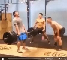 Блины тяжелоатлетические, а не пауэрлифтерские. В том смысле, что резины много, веса мало. Штанга на 50 кг.