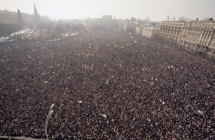 Все хотели "перемен". Это Москва, 1991 год, митинг против КПСС. Они, б..я, мы, называя вещи своими именами, добились реальных и действительных перемен, при том уже без кавычек, вот только вопрос через пару лет они/мы были этим переменам рады?