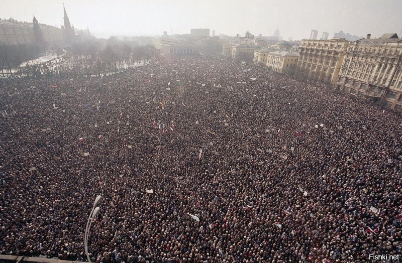 Все хотели "перемен". Это Москва, 1991 год, митинг против КПСС. Они, б..я, мы, называя вещи своими именами, добились реальных и действительных перемен, при том уже без кавычек, вот только вопрос через пару лет они/мы были этим переменам рады?