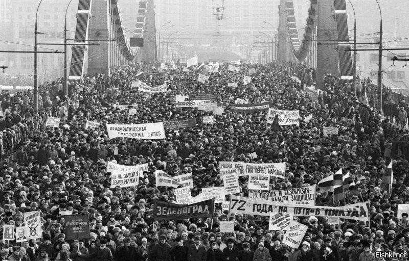 Сотни тысяч граждан СССР, прибывших со всех сторон СССР идут к Кремлю на митинг в поддержку Горбачева против КПСС под лозунгом "72 года в никуда". Помните? И чего? Далеко ушли? Горби там как, до сих поддерживаете? Или что-то пошло не так?