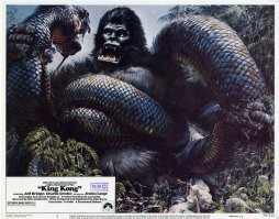 Их даже вместе со змеей удалось заснять.