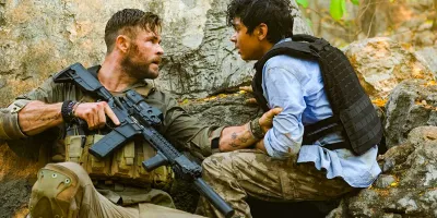 В фильме «Тайлер Рейк» вообще всё оружие - макеты. Выстрелы были нарисованы на компьютере. Там много косяков, как герой стреляет из пистолета, но каждый раз курок остаётся спущенным, и ещё куча всего.