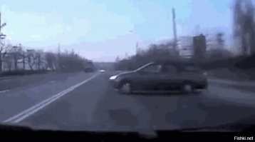 Двойная сплошная, и на встречке жизни нет.  На передние колёса рулилы посмотри