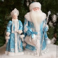 "......Продавщица ёлочных украшений в хорошем предновогоднем настроении. СССР. 1970-е. Тогда можно было купить Деда Мороза,сейчас только Санта Клаусы..."

НУ-НУ