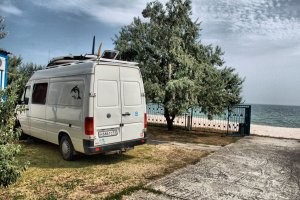 ездил 4 года назад на машине вокруг Чёрного моря, по берегу от Херсона до Поти, чуть больше месяца, очень классное там побережье, красиво, много мест где можно подьехать к воде (совершенно бесплатно), чисто, народа мало, цены невысокие, местные доброжелательные. с нашим побережьем ЧМ не сравнить.