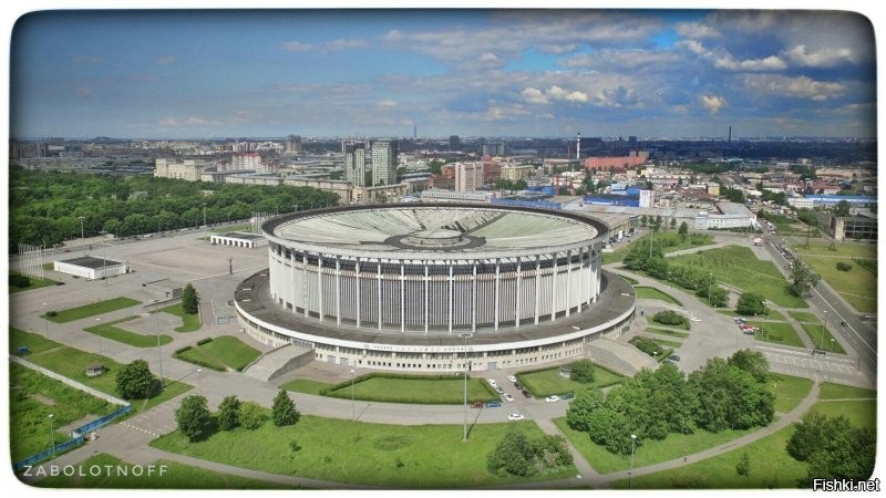 Ой, не пи..ди, Дима.
Вот СКК, построен в 80-е годы, ультрасовременный комплекс, мнофункциональный, новаторский.  Авторский единичный проект. Там проходили выставки и ярмарки, от мир автомобиля и концерта металлики до спортивных мероприятиях, я даже в качалку там ходил. 
Пережил вполне ельцинские 90-е.  Не был приватизирован, принадлежал городу.
Пока в прошлом году на него не положили лапу ротенберги. Резво вывели его из фонда культурного наследия, и вдруг комплекс стал аварийным. Петербуржцы уже смогли отбить охту у газпрома, поэтому ребятки действовали быстро, как начались протесты и манифесты (а протест организовать нынче благодаря законам солнцеликого ой как не просто) огородили объект забором и снесли комплекс, при этом погиб рабочий.
Строится некая арена по проекту австрийского архитектора, половина арены юудет принадлежать городу, а другая половина...угадай, Дима, кому?
Обрати внимание, Дима на обширную территорию вокруг комплекса, рядом метро, парк, один из самых дорогих районов города..
Прикидываешь, Дима, что станет с этим зеленым полем вскоре после постройки арены? 
Вот тебе и уничтожил.