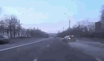 Причём здесь аквапланирование? Дебил с обочины, через два ряда, не смотря в зеркало, решил развернуться!