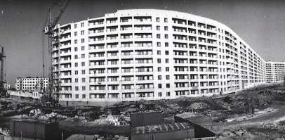 в Павлодаре тоже "СССР" пытались выложить, да ещё с серпом и молотом, я в "серпе" он же "Китайка" вырос.. Говорили, что большим домом район от холодных сильных ветров с Иртыша прикрыть хотели. 17 подъездов 9 и 10 этажей, квартир 668 вроде было. В поворотах кривые комнаты капец, с 3 на 2 метра сужались