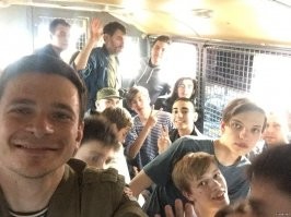 Селфи в автозаках забыл добавить....  Или это в методичку не попадает? 
Что то не видно ни слез, ни горя, ни раскаяния...