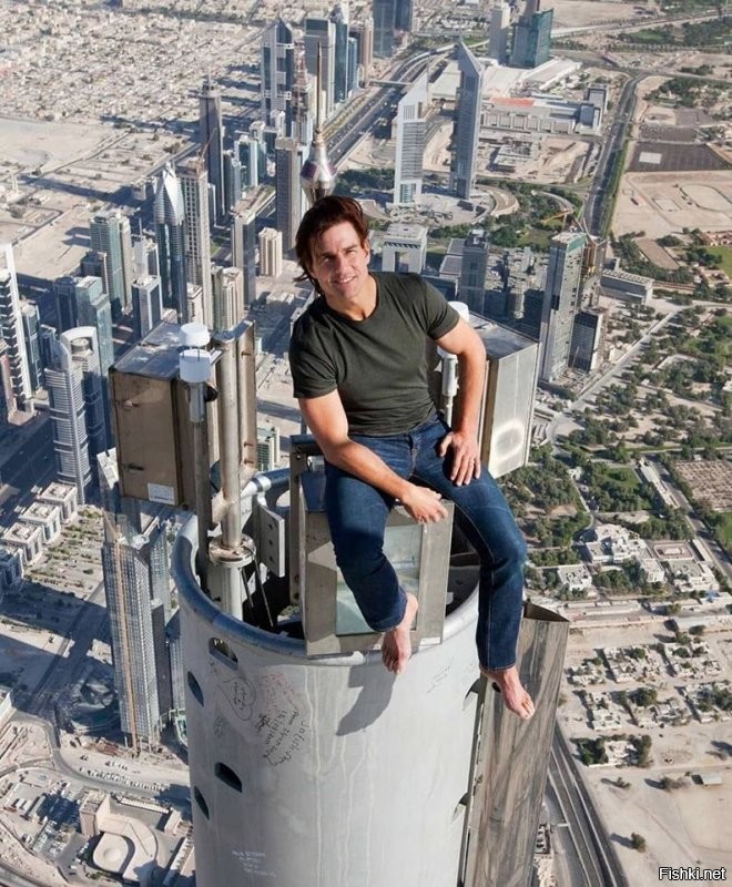Фотография Тома Круза, сделанная в 2011 году во время съемок фильма "Миссия невыполнима". На фото известный актер сидит на шпиле башни небоскреба Бурдж Халифа в Дубае.