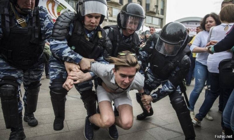 Толпой на одного?
.
У нас в России всё по-другому. Да?