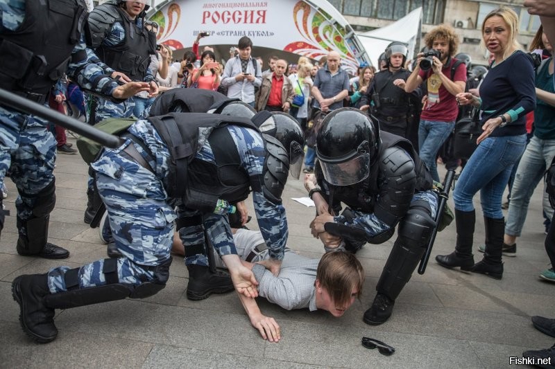 Толпой на одного?
.
У нас в России всё по-другому. Да?