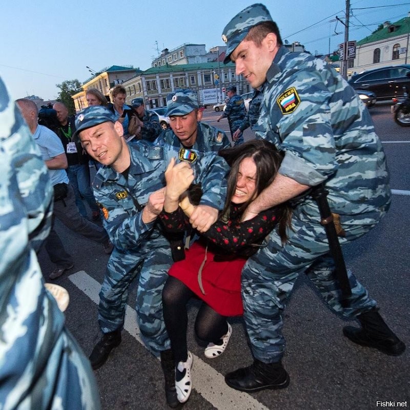 Толпой на одного?
.
У нас в России всё по-другому. Да?