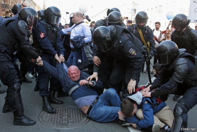 Толпой на одного?
.
У нас в России всё по-другому. Да?