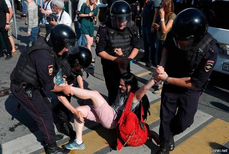 Толпой на одного?
.
У нас в России всё по-другому. Да?