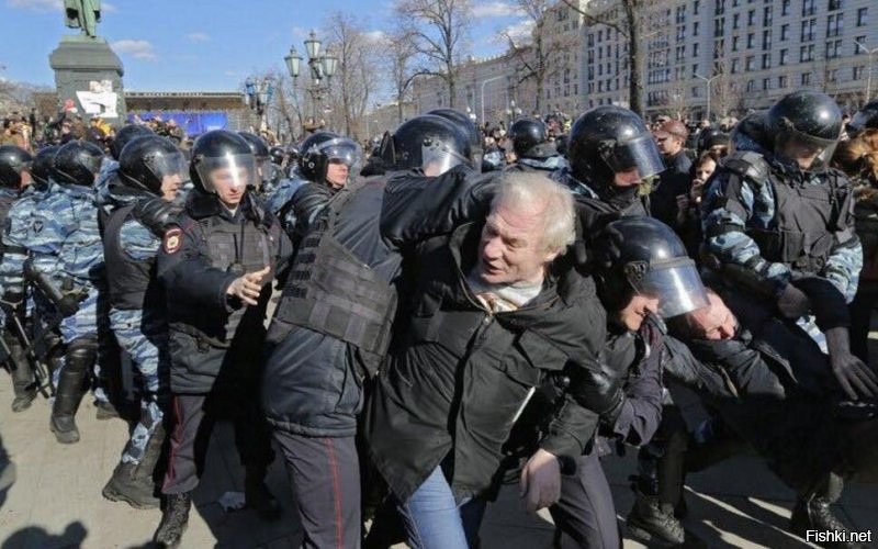 Толпой на одного?
.
У нас в России всё по-другому. Да?