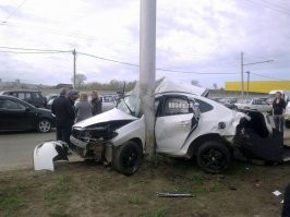 Если твоя плотность и масса равна плотности и массе автомобиля, то да. Какие-то повреждения будут, но незначительные. Как видно на картинках, столб, практически не пострадал.