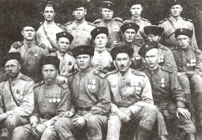 "Государственная служба казачества", учатся за счёт налогоплательщиков, степень "бакалавра" им присуждают... . А где были казаки, когда пару недель назад лавина бесчинств и преступлений по отношению к русским проходила со стороны "южан" в нашей же России???  Ответ на вопрос: "где они были?", ясен сразу, посмотрев на фотографии настоящих Казаков - защитников России и Православия и нынешних: