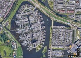 В Роттердаме тоже любят всякие фигурки из домов повыкладывать.
Например дом - скрепка. Или просто красивое.