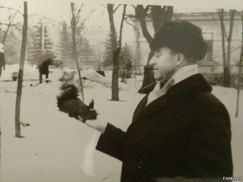 Дядька мой - Ян Николаевич, попал в плен в августе сорок первого, под Ревелем. Сидел вначале в лагере под Новгородом, пытался бежать, поймали, четыре раза на расстрел выводили. Издевались. 
Потом попал в Саласпилс - где чуть не умер от голода. Дошёл до того, что списали его на откорм собакам - считалось, что собака будет злее, если на обед станет жрать живого.
А собаки его жрать отказались. 
Кинологи - не охрана, дядьку просто вытащили из вольера, и бросили умирать.
В этот день в бытовом бараке умер чех- уголовник - Ян (по моему) Ковальчик. Бытовики просто поменяли куртки и утащили дядьку в свой барак. 
Там условия были намного лучше, чем для Советских военнопленных. Откачали, вначале под капельницей, потом глюкоза. ОТкормился, поправился.
В сорок четвёртом году Саласпилс перебазировался в Западную Германию, а в сорок пятом попал в Американскую зону.
И дядька полгода доказывал, что он не чех Ян Ковальчик, а старшина берегового охранения Иван Николаевич Стручков. Доказал.
Не знаю, кто  и как принимал решение, но вот эта история с подменой была расценена как пособничество, и он получил- таки свою десятку, которую и отбыл на общих.
И на всю жизнь стал Яном, хоть и Иван по паспорту.
На фото - он в Саласпилсе, белочку кормит- середина семидесятых.