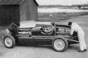 я бы в этот ряд монстров добавил еще Alfa Romeo 16C Bimotore
2 (!) мотора объемом 3165 cc каждый (итого 6330 cc) мощностью 270 л.с. Этот зверь уничтожал резину чуть позже, чем успевал стартовать:crazypilot: