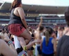 Угу, вот пример к чему приводят заигрывания с ношением на руках из ЗАГСа.