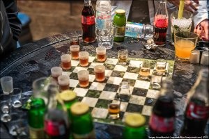 Можно играть 4-х сторонник шашки на выбывание. Выбывший освобождает место автоматически.