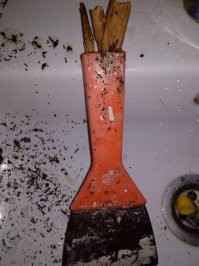 недавно потребовалось вмятину в стене заштукатурить,  нашёл в кладовке шпатель времен СССР с крышкой на ручке, открыл, а там 3 самокрутки.