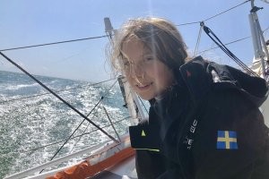 Но когда вместо уроков ты рассекаешь на яхте, вся печаль растворяется сама собой..