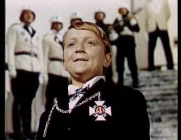 Школьник стукач и подлец, отвезите его в Питер.