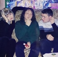 Есть у меня ощущение, что лицо Натали прифотошопили. Причем прифотошопили на уже прифотошопленное лицо. Короче с глебом Самойловым побывало 3 девчушки.