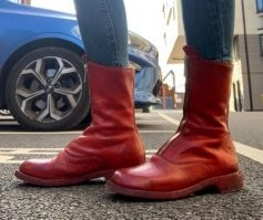 Пока цену не знала - сапоги "странные". Но как узнала - сразу купила. "Странность" видимо исчезла. По мне так сколько бы они не стоили я б это у*бище не надел бы никогда.
Как-то в "секонде" купил себе куртку-ветровку, ну так по лесу бродить. В кармане нашел сотку шведских крон. Чё не сфотал счастье такое? А да! Тогда еще смартфонов не было...