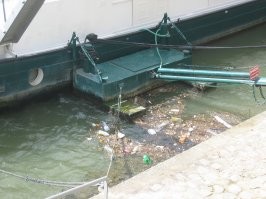 Небольшое вступление.

На бытовом уровне я довольно свободно говорю по Французски - спецшколу закончил. Учительница моя, из Русских дворян, родилась и выросла в Париже, закончила Сорбонну. В войну её семья потеряла состояние, и в пятидесятые она решила репатриироваться на родину, которой никогда не  видела.
Благодаря её урокам мне досталось довольно чистое Парижское произношение.

А теперь, собственно впечатления о Париже.

В Европе Французы - одна из самых жадных и скопидомных наций. Первый скандал - это попытка местного пейзанина затолкать деревянный ящик в ячейку камеры хранения на вокзале Аустерлиц. Ящик немного не помещался, он чуть не ногами пытался закрыть дверцу - фактически её ломая.
На резонное предложение служителя выбрать более крупную ячейку, отвечал злобной руганью. Разница в оплате - 15 евроцентов. Я не стал досматривать скандал - ушёл. Но страсти там разгорались нешуточные.

Засилье Арабской и Марокканской (Алжирской) шпаны на окраинах всерьёз заставляет задуматься о собственной безопасности. Единственно, что выручает - к Русским большинство из них относится уважительно, без того ледяного презрения, которым в этих диаспорах пользуются Французы. Вдвоём с приятелем идём по набережной Конти - это примерно напротив Лувра. Идущий навстречу (у нас бы грубо сказали "черножопый",  Французы используют более мягкий термин - Le pieds noir- чёрные ноги) смотрит сквозь нас, не снижая плавности и направления движения довольно сильно толкает приятеля плечом - они привыкли, что с ними предпочитают не связываться, и никому никогда не уступают дорогу. В этот раз получилось иначе - примерно через секунду, получив по загривку, он уже крутился на коленях, пуская сопли пузырями - а услышав нас, вообще завизжал что- то  извинительное - ладошки на уровне груди складывал, во всяком случае. 
Это называется- повезло. Кто другой мог бы от такого и нож в живот получить. Жертва- в морг, или в больницу, а он в комфортабельную тюрьму- бездельничать за государственный счёт.

Пешеходный переход - это свято. В центе Парижа всегда довольно плотное движение, однако правила соблюдаются неукоснительно, как водителями, так и пешеходами. Перехожу по переходу нерегулируемый перекрёсток, из за каменной тумбы меня не заметил водитель туристского автобуса - тормозить уже поздно, только экстренно - и не факт, что не заденет, но половина салона точно полетит вперёд-  разбивать носы, а это дисквалификация - ну, а уж сбить пешехода на переходе - это вообще криминал. Или тюрьма, или безработица- весь этот ужас отразился в глазах водителя так, как будто перед ним вся жизнь в мгновение пронеслась. Я просто сделал шаг назад. К слову - Европеец, уверенный в своём праве, так бы не поступил, полагаю. Последнее, что я увидел - это чуть ли не слёзы облегчения в глазах шофёра - он проехал мимо, не сбрасывая скорости, и махал мне рукой из окна в знак признательной благодарности.

Гордость Французов - два коротких эпизода-

На фото - клошар (бомж по нашему), которому я сыпанул в мисочку несколько центов, попросив разрешения сделать снимок. Коричневый правый носок - это именно то, о чём вы подумали - и воняло от него так, что впору зажимать нос. Гордость во взоре - это в момент произнесения фразы "А я гражданин Франции!"...

А вот в общественном туалете возле Эйфелевки, запаха нет. ( К слову, надписей на Русском языке я тоже там не обнаружил). На мой вежливый вопрос - "Сколько стоит посещение вашего храма?", служительница гордо, не просто гордо, а ГОРДО ответила - "Бесплатно, месье!"

Зато запах от Сены не спутаешь ни с чем - то ли канализация, то ли гниющие водросли. Второе фото - это небольшая пристань на правом берегу.

Тот красивый фасад для туристов, и настоящий Париж довольно сильно отличаются...