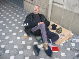 Небольшое вступление.

На бытовом уровне я довольно свободно говорю по Французски - спецшколу закончил. Учительница моя, из Русских дворян, родилась и выросла в Париже, закончила Сорбонну. В войну её семья потеряла состояние, и в пятидесятые она решила репатриироваться на родину, которой никогда не  видела.
Благодаря её урокам мне досталось довольно чистое Парижское произношение.

А теперь, собственно впечатления о Париже.

В Европе Французы - одна из самых жадных и скопидомных наций. Первый скандал - это попытка местного пейзанина затолкать деревянный ящик в ячейку камеры хранения на вокзале Аустерлиц. Ящик немного не помещался, он чуть не ногами пытался закрыть дверцу - фактически её ломая.
На резонное предложение служителя выбрать более крупную ячейку, отвечал злобной руганью. Разница в оплате - 15 евроцентов. Я не стал досматривать скандал - ушёл. Но страсти там разгорались нешуточные.

Засилье Арабской и Марокканской (Алжирской) шпаны на окраинах всерьёз заставляет задуматься о собственной безопасности. Единственно, что выручает - к Русским большинство из них относится уважительно, без того ледяного презрения, которым в этих диаспорах пользуются Французы. Вдвоём с приятелем идём по набережной Конти - это примерно напротив Лувра. Идущий навстречу (у нас бы грубо сказали "черножопый",  Французы используют более мягкий термин - Le pieds noir- чёрные ноги) смотрит сквозь нас, не снижая плавности и направления движения довольно сильно толкает приятеля плечом - они привыкли, что с ними предпочитают не связываться, и никому никогда не уступают дорогу. В этот раз получилось иначе - примерно через секунду, получив по загривку, он уже крутился на коленях, пуская сопли пузырями - а услышав нас, вообще завизжал что- то  извинительное - ладошки на уровне груди складывал, во всяком случае. 
Это называется- повезло. Кто другой мог бы от такого и нож в живот получить. Жертва- в морг, или в больницу, а он в комфортабельную тюрьму- бездельничать за государственный счёт.

Пешеходный переход - это свято. В центе Парижа всегда довольно плотное движение, однако правила соблюдаются неукоснительно, как водителями, так и пешеходами. Перехожу по переходу нерегулируемый перекрёсток, из за каменной тумбы меня не заметил водитель туристского автобуса - тормозить уже поздно, только экстренно - и не факт, что не заденет, но половина салона точно полетит вперёд-  разбивать носы, а это дисквалификация - ну, а уж сбить пешехода на переходе - это вообще криминал. Или тюрьма, или безработица- весь этот ужас отразился в глазах водителя так, как будто перед ним вся жизнь в мгновение пронеслась. Я просто сделал шаг назад. К слову - Европеец, уверенный в своём праве, так бы не поступил, полагаю. Последнее, что я увидел - это чуть ли не слёзы облегчения в глазах шофёра - он проехал мимо, не сбрасывая скорости, и махал мне рукой из окна в знак признательной благодарности.

Гордость Французов - два коротких эпизода-

На фото - клошар (бомж по нашему), которому я сыпанул в мисочку несколько центов, попросив разрешения сделать снимок. Коричневый правый носок - это именно то, о чём вы подумали - и воняло от него так, что впору зажимать нос. Гордость во взоре - это в момент произнесения фразы "А я гражданин Франции!"...

А вот в общественном туалете возле Эйфелевки, запаха нет. ( К слову, надписей на Русском языке я тоже там не обнаружил). На мой вежливый вопрос - "Сколько стоит посещение вашего храма?", служительница гордо, не просто гордо, а ГОРДО ответила - "Бесплатно, месье!"

Зато запах от Сены не спутаешь ни с чем - то ли канализация, то ли гниющие водросли. Второе фото - это небольшая пристань на правом берегу.

Тот красивый фасад для туристов, и настоящий Париж довольно сильно отличаются...