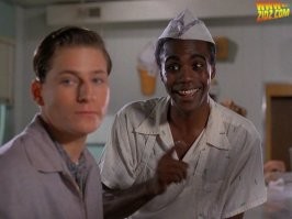 как так то? а мэром у них кто был? он же уборщик в кафе. а 4 часть снимать не будут, старые уже все актеры, а у главного "Марти" Паркинсон по-моему. ему не до съемок