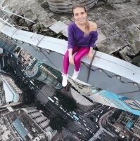 что с крышей? у нас плитка во дворе лучше выглядит, разьёмы на фонарях раздёрнуты