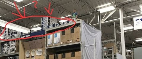 4. И как теперь его оттуда доставать?
Как? А как вот эти коробки закинули? Думаю, что у них есть что-то типа этого