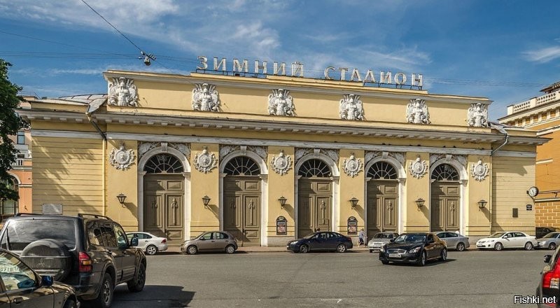 Автосалон не в Зимнем дворце , а в Михайловском манеже (Зимний стадион), там и до революций проходили международные автомобильные выставки