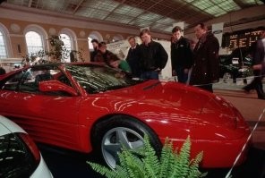 Бл...ииин!!! Второй раз на Фишках это фото с той же дурацкой подписью!!!  "Автосалон в Зимнем Дворце, первая половина 90-х."Я в прошлый раз поправил автора, спокойно поправил. Сегодня уже не спокоен. 
Автор  держит ленинградцев за кого?  Вы думаете, что Пиатровский разрешил бы такое в Зрмитаже? 
Автор! Информирую, если не знаете: Зимний дворец - это Эрмитаж!!!
Не таскали эрмитажные работники по этой лестнице понтовые железки!
Эта выставка проходила на Зимнем стадионе, на игровом поле.
Я всё сказал...