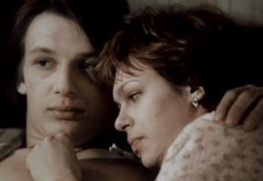 Дмитрий Марьянов учился вместе с Татьяной, но был младше на год. Из-за этого у нее не было к нему интереса. Во время съемок ленты «Любовь», в которой оба актера исполняли ключевые роли, у них неожиданно вспыхнули друг к другу сильные чувства.
Фильм получил много разных призов, заслужил награду на Каннском кинофестивале. О Скороходовой и Марьяновом начали говорить, как о паре самых перспективных молодых артистов.
Ребята начали жить вместе в общежитии. Их роман просуществовал несколько лет. Надо сказать, что в картине «Любовь» их персонажи играли свадьбу. А в сфере кино это очень плохая примета – говорят, что такая пара не сможет пожениться в обычной жизни.
Татьяна считала Дмитрия практически своим супругом, но он на тот момент не хотел идти в ЗАГС. Поэтому актеры разошлись.
В дальнейшем Марьянов признавался, что сильно переживал из-за расставания с избранницей, он даже поседел. Правда, скорее всего, он приукрасил реальную ситуацию.
Как только обиды и претензии друг к другу стихли, бывшие супруги снова начали общаться.
Они поддерживали дружеские отношения. Дмитрий был знаком с мужем Татьяны, а она знала его любимых девушек и супругу. В 2017 году стало известно, что у актера не стало. Для Скороходовой эта новость стала сильным потрясением. По ее словам, бывший муж был позитивным и ярким человеком, искренним и открытым.