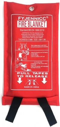 У нас на кухне специальное одеяло на стенке висит. Вот такое.