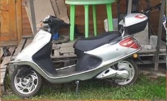 Полная зарядка-часов 6. Но я подзаряжаю регулярно-пара часов и готово. Акб-4 штуки 12в/14Ач,собранных в батарею. Я использую его за городом, у нас тяжелый рельеф-затяжные подъемы и спуски. На таком рельефе его хватает километров на 30, чтобы на 2/3 убить заряд. Я не рисковал больше этого. Скорость-на ровном месте разгоняется до 60. Это, конечно не эндуро-байк. Но, для загородного жителя-очень полезная и удобная штука.