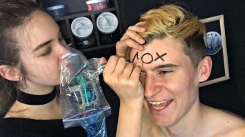 В моем знакомом тату-салоне, при заказе тематической "хеллоуинской" татушки, еще одну делают в качестве бонуса, бесплатно. Вот такую.