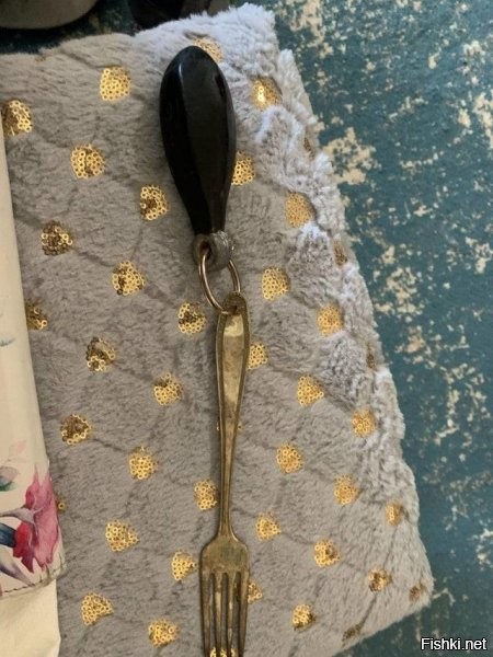 Понагородили-то. Это древний груз с оттяжкой для вязальной машины, возможно, самодельный.



А это современные