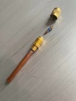 Это велосипедный ниппель, который кто-то приспособил для... Для чего-то там.

----------------------

Судя по всему, это свинцовый карандаш

Типа такой:

Или такой: