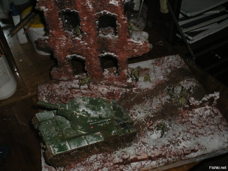 ''Трубач'' в своё время мне понравился, в студенческие годы особо на расходники не разгуляешься- гуашь смешанная с ПВА, Железобетонно, немного соды ввиде снега, немного работы с гипсом что бы получить кирпичное здание, ну и фото на тапок, ээээээхххх были временаааа, да что вспоминать!...