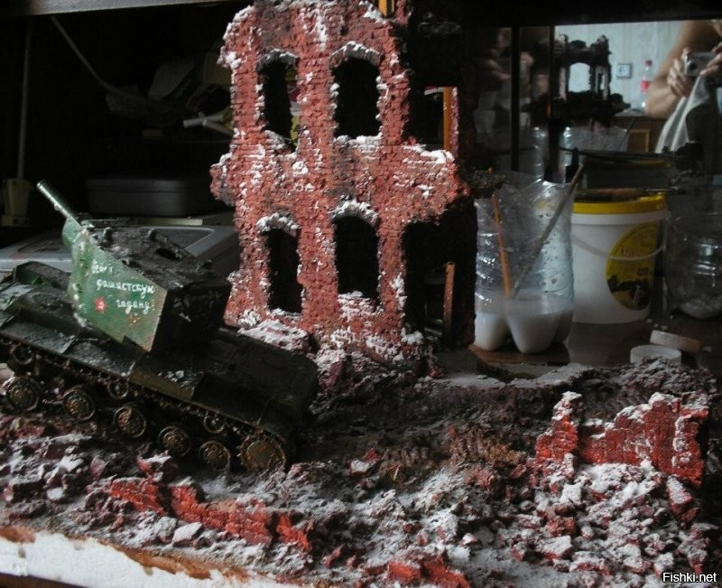 ''Трубач'' в своё время мне понравился, в студенческие годы особо на расходники не разгуляешься- гуашь смешанная с ПВА, Железобетонно, немного соды ввиде снега, немного работы с гипсом что бы получить кирпичное здание, ну и фото на тапок, ээээээхххх были временаааа, да что вспоминать!...