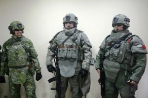 И че, эти клоуны смогут воевать? Бегать по полям и оврагам, сидеть в окопах, ходить в атаку? Ага, ага. Это типичные омоновцы (нацгвардейцы), их работа - разгонять демонстрации черни и защищать богатых. Автор, ты не путай теплое с мягким.