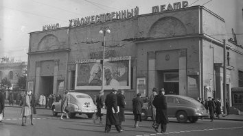 Это не просто кинотеатр...
Это "Художественный". 
На "Арбатской".
